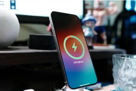 幸福路街道苹果15换屏服务分享用什么充电器给iPhone15充电更好 